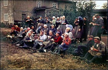Bäuerinnen und Bauern beim Vespern